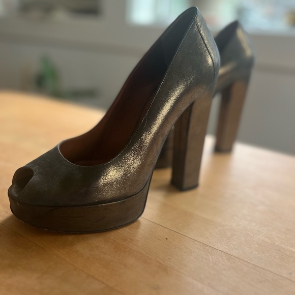 Lanvin Gold Platform Pumps - Picture 2 of 9